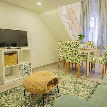 Cosy Flat In Akacfa Str., Aya Appartement Boedapest Buitenkant foto