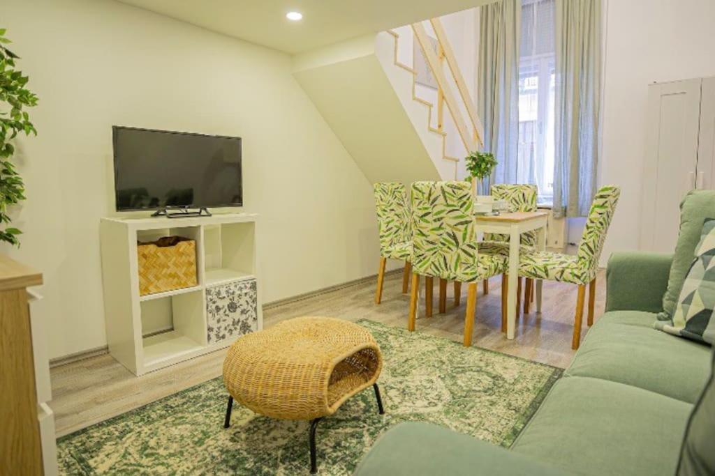 Cosy Flat In Akacfa Str., Aya Appartement Boedapest Buitenkant foto